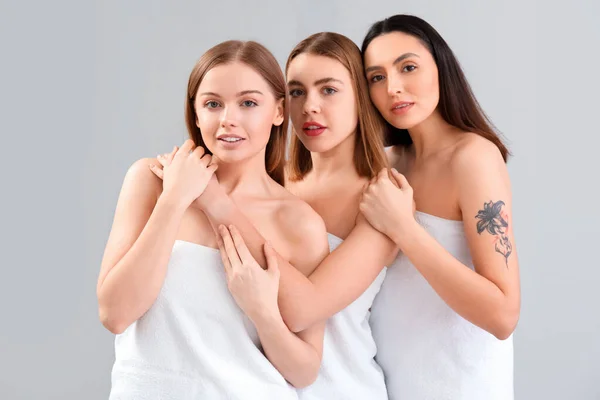 Jeunes Femmes Avec Beau Maquillage Sur Fond Gris — Photo
