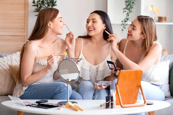 Mujeres Jóvenes Haciendo Maquillaje Casa — Foto de Stock