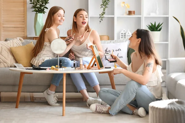 Mujeres Jóvenes Haciendo Maquillaje Casa — Foto de Stock