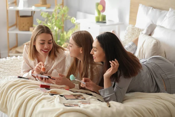 Mujeres Jóvenes Haciendo Maquillaje Dormitorio — Foto de Stock