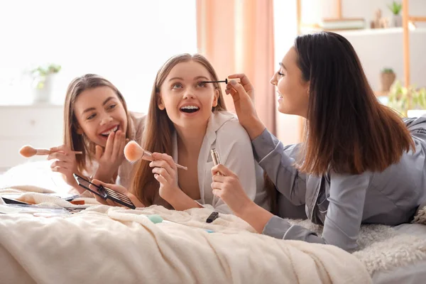 Mujeres Jóvenes Haciendo Maquillaje Dormitorio — Foto de Stock
