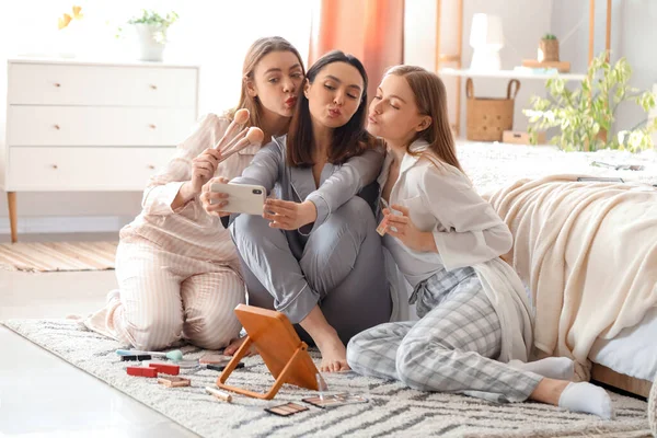 Young Women Applied Makeup Taking Selfie Bedroom — Stock Photo, Image