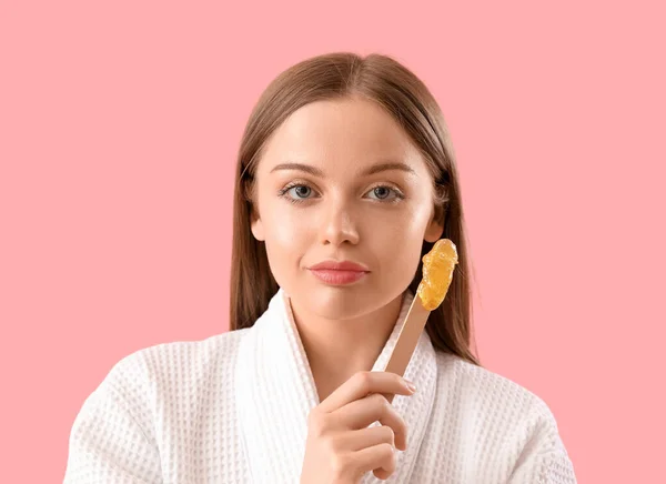 Jonge Vrouw Houden Spatel Met Suiker Plakken Roze Achtergrond — Stockfoto