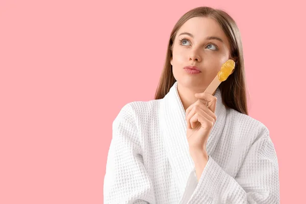 Bedachtzame Jonge Vrouw Houden Spatel Met Suiker Plakken Roze Achtergrond — Stockfoto