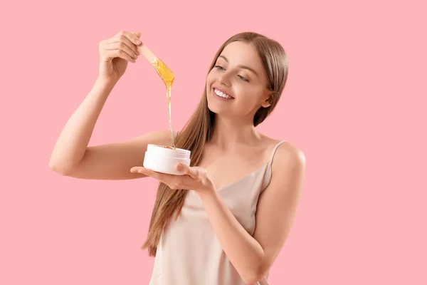 Mooie Jonge Vrouw Met Suiker Plakken Roze Achtergrond — Stockfoto