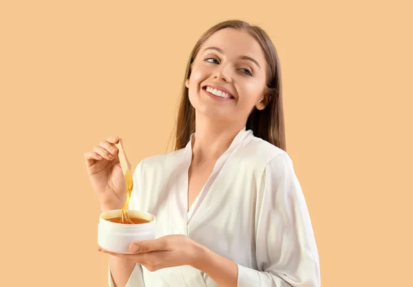 Mulher Bonita Com Pasta Açúcar Fundo Bege — Fotografia de Stock