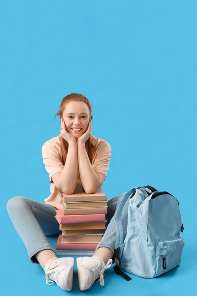 Estudante Com Livros Sentados Fundo Azul — Fotografia de Stock