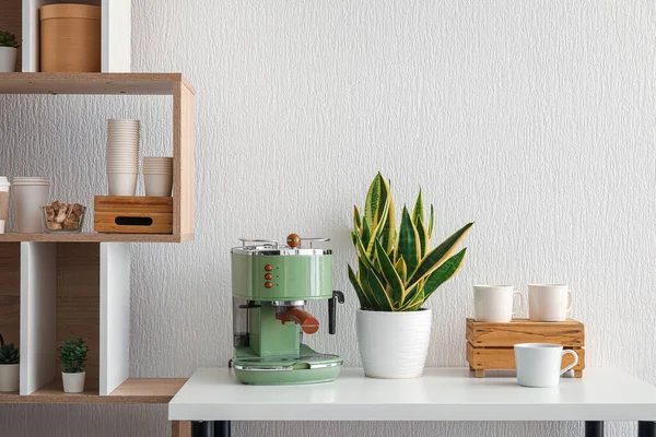 Modern Coffee Machine Houseplant Takeaway Cups Table White Wall — Stock Photo, Image