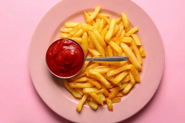 Teller Mit Leckeren Pommes Und Ketchup Auf Rosa Hintergrund — Stockfoto