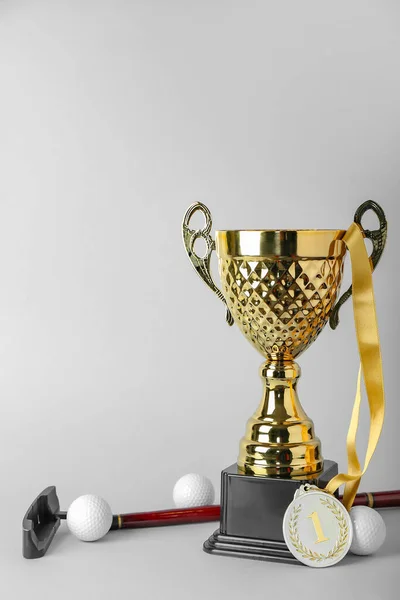 Coppa Oro Con Medaglia Primo Posto Mazza Golf Palline Sfondo — Foto Stock