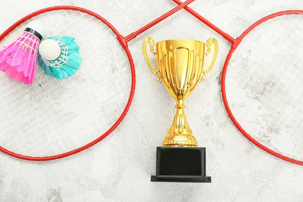Goldpokal Mit Badmintonschlägern Und Federbällen Auf Grunge Hintergrund — Stockfoto