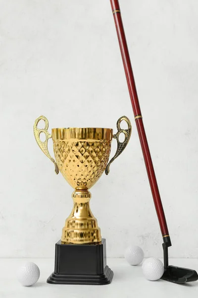 Χρυσό Κύπελλο Μπαστούνι Του Γκολφ Και Μπάλες Στο Φως Φόντο — Φωτογραφία Αρχείου