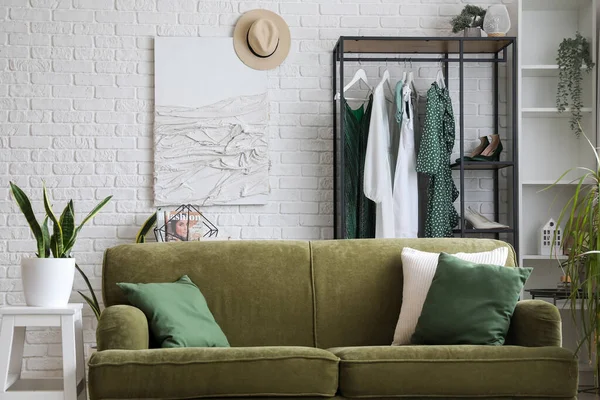 Interior Ruang Cahaya Dengan Sofa Rak Unit Dan Pakaian — Stok Foto