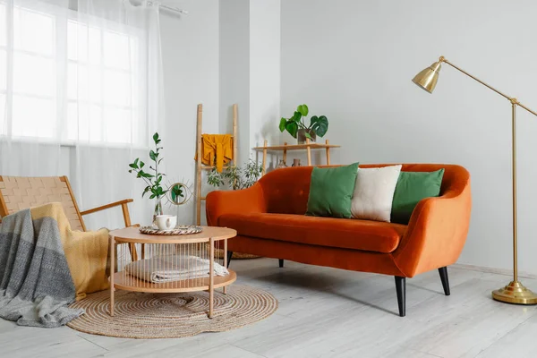 コーヒーテーブル 居心地の良いソファとアームチェア付きのスタイリッシュなリビングルームのインテリア — ストック写真