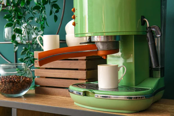 Masada Fincanı Olan Modern Kahve Makinesi Yakın Plan — Stok fotoğraf