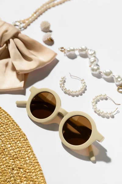 Biżuteria Okularach Przeciwsłonecznych Czapce Letniej Białym Tle Zbliżenie — Zdjęcie stockowe