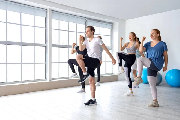 Group Sporty Young People Training Gym — Stock Photo, Image