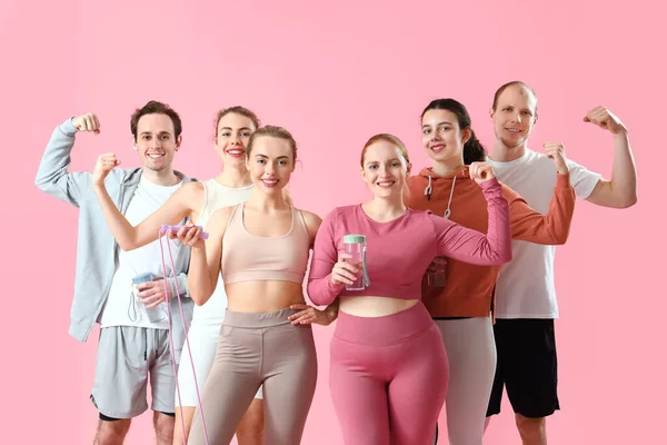 Grupo Jovens Desportivos Mostrando Músculos Fundo Rosa — Fotografia de Stock