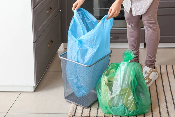 Frau Legt Müllsack Leere Mülltonne Küche — Stockfoto
