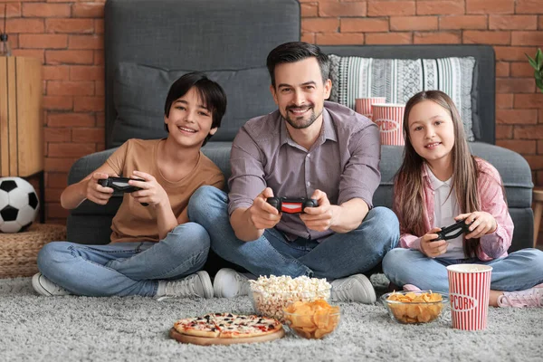 Padre Con Sus Hijos Pequeños Jugando Videojuegos Casa — Foto de Stock
