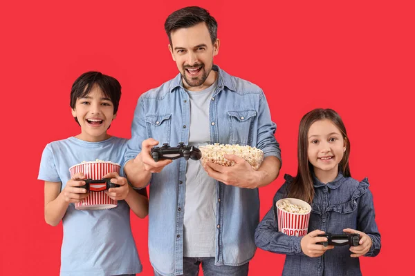 Bambini Piccoli Con Loro Padre Popcorn Giocare Videogioco Sfondo Rosso — Foto Stock