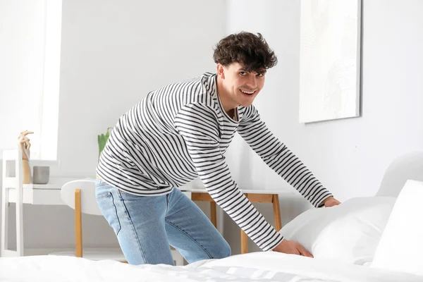 Junger Mann Macht Sein Bett Hause — Stockfoto