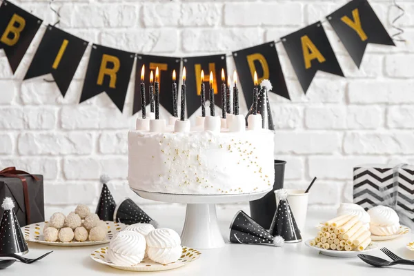 Tort Urodzinowy Świeczkami Białym Stole Girlandy Ceglanej Ścianie — Zdjęcie stockowe