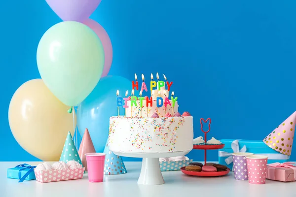 Tort Urodzinowy Różnymi Słodyczami Stole Pobliżu Niebieskiej Ściany — Zdjęcie stockowe