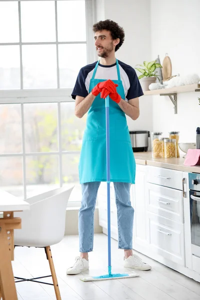Młody Człowiek Mycie Podłogi Kuchni — Zdjęcie stockowe