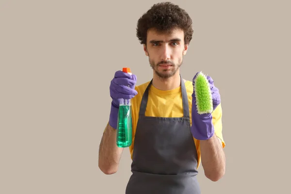 Jovem Com Detergente Escova Sobre Fundo Cinza — Fotografia de Stock