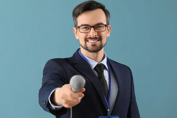 Periodista Masculino Con Micrófono Sobre Fondo Azul Primer Plano — Foto de Stock
