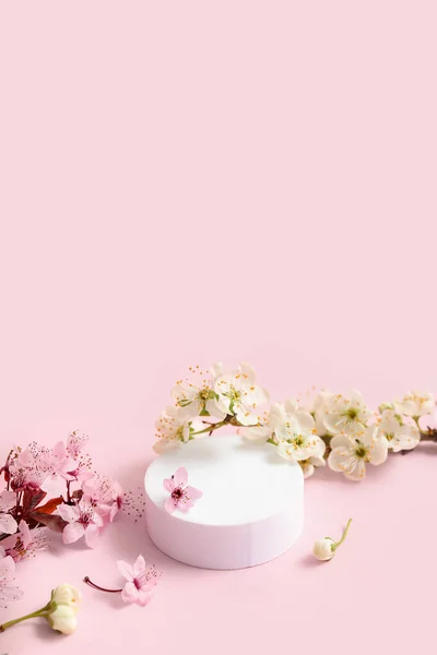 Dekoratives Podium Und Blühende Zweige Auf Rosa Hintergrund — Stockfoto