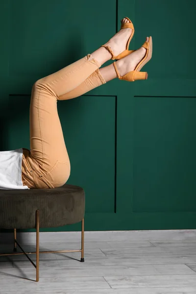 Mulher Sapatos Elegantes Deitado Pufe Contra Parede Cor — Fotografia de Stock