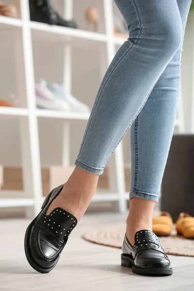 Женщина Примеряет Стильные Черные Туфли Бутике Крупным Планом — стоковое фото