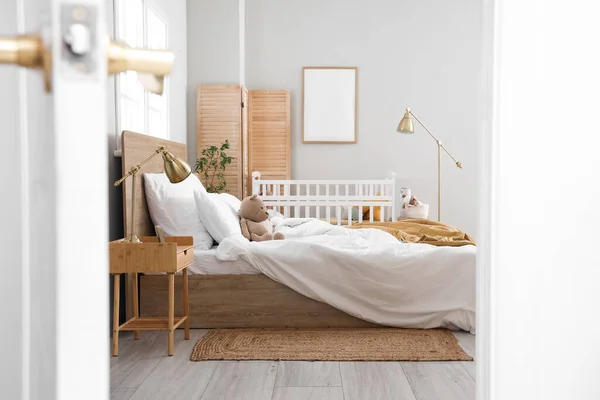 Interieur Van Lichte Slaapkamer Met Bed Babybedje — Stockfoto