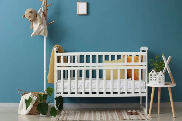 Innenraum Des Schlafzimmers Mit Babybett Ablage Und Tisch — Stockfoto