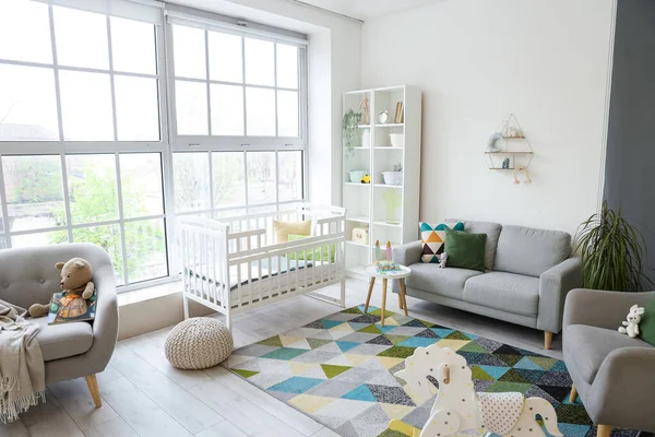 Stilvolles Interieur Des Kinderzimmers Mit Babybett Und Regal — Stockfoto