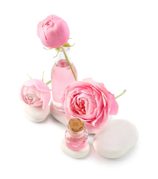 Μπουκάλια Καλλυντικού Ελαίου Εκχύλισμα Τριαντάφυλλου Και Λουλούδια Λευκό Φόντο — Φωτογραφία Αρχείου