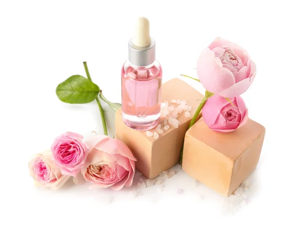 Flasche Kosmetiköl Mit Rosenextrakt Und Blüten Auf Weißem Hintergrund — Stockfoto