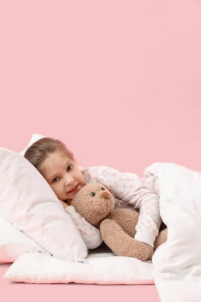 Malá Dívka Hračkou Měkká Přikrývka Ležící Růžovém Pozadí — Stock fotografie