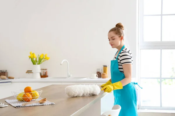 Güzel Genç Bir Kadın Yemek Masasını Temizliyor Mutfakta Toz Fırçasıyla — Stok fotoğraf