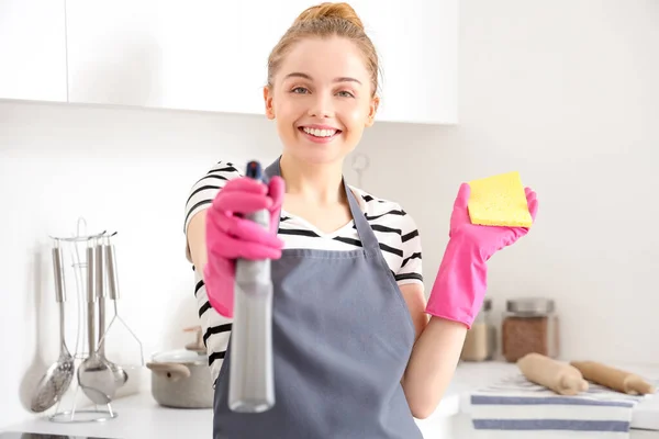 Szczęśliwa Młoda Kobieta Gumowych Rękawiczkach Gąbką Butelką Detergentu Jasnej Kuchni — Zdjęcie stockowe