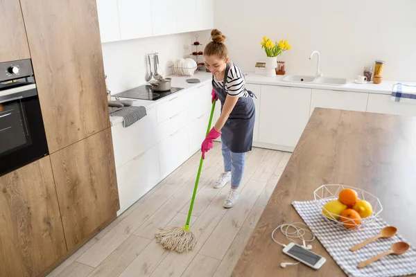 Pretty Young Woman Mopping Floor Light Kitchen — Stock Photo, Image