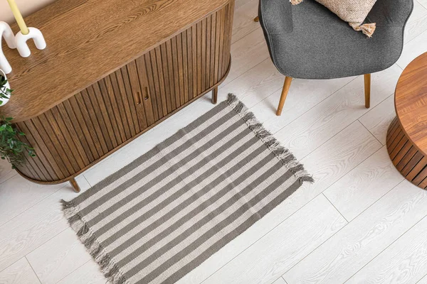 Stilvolles Wohnzimmer Mit Schubladen Sessel Und Weichem Teppich — Stockfoto