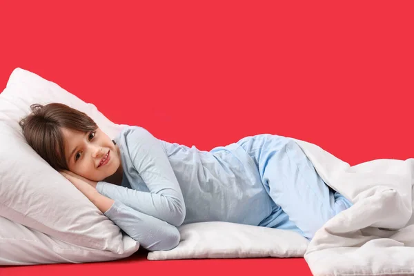 Menino Com Travesseiro Cobertor Fundo Vermelho — Fotografia de Stock
