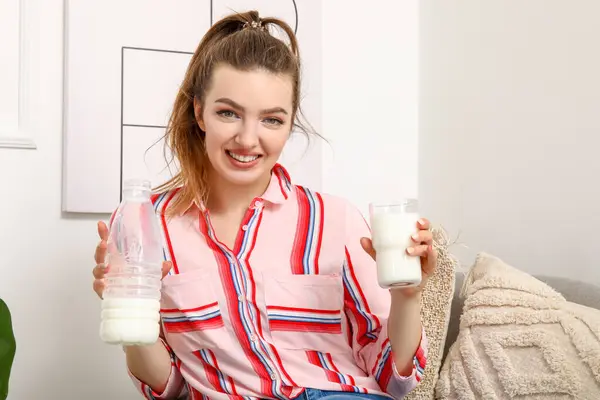 Νεαρή Γυναίκα Μπουκάλι Και Ένα Ποτήρι Γάλα Στο Σπίτι — Φωτογραφία Αρχείου