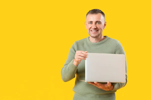 Pemrogram Pria Dewasa Dengan Laptop Latar Belakang Kuning — Stok Foto