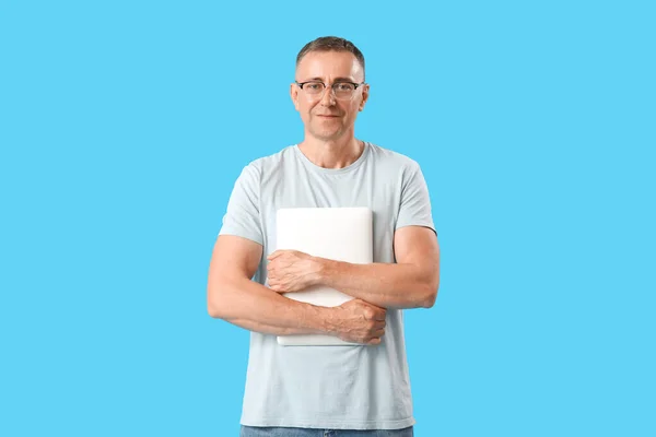 Volwassen Mannelijke Programmeur Met Laptop Blauwe Achtergrond — Stockfoto