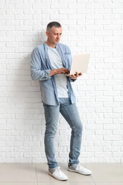 Mature Male Programmer Laptop White Brick Wall — Stock Photo, Image