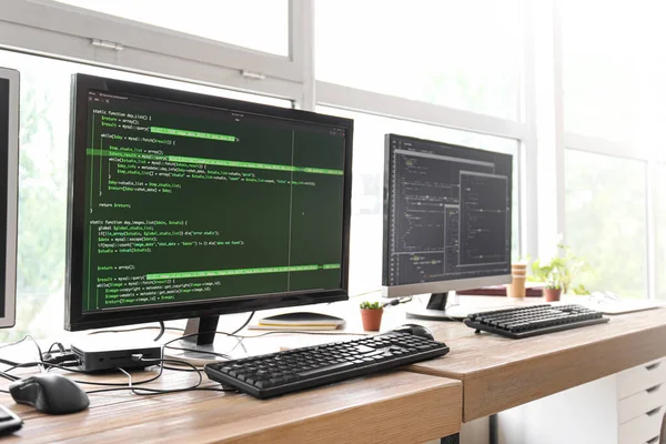 Programmerarens Arbetsplats Med Programmeringskod Monitorer Kontoret — Stockfoto